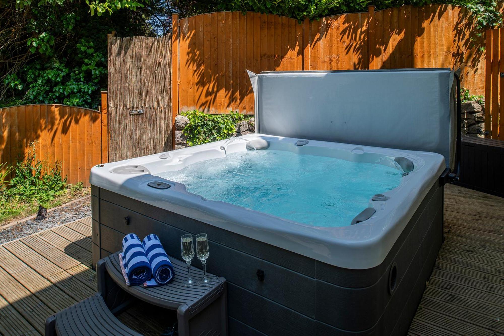 The Coachhouse - Cottage With Private Hot Tub Colwyn Bay Exterior foto